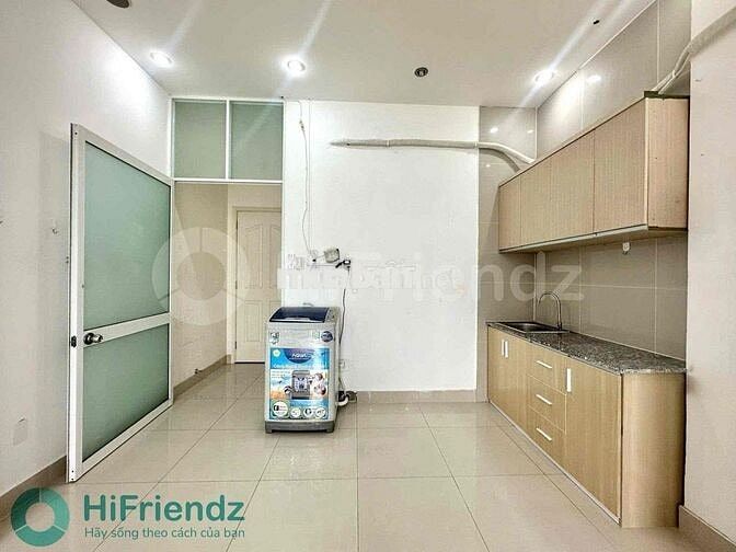 PHÒNG BAN CÔNG 45M2 mặt tiền Q5 gần UEH, SGU, ĐHSP - Thang máy