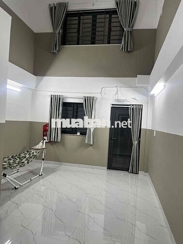 Nhà mới xây, cho thuê phòng dưới trệt thoáng mát + sân riêng