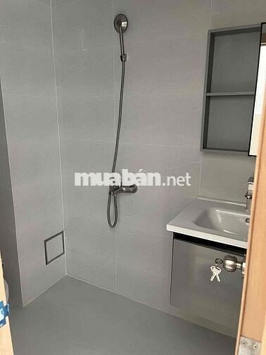 Nhà mới xây, cho thuê phòng dưới trệt thoáng mát + sân riêng