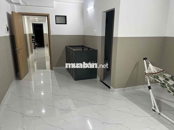 Nhà mới xây, cho thuê phòng dưới trệt thoáng mát + sân riêng