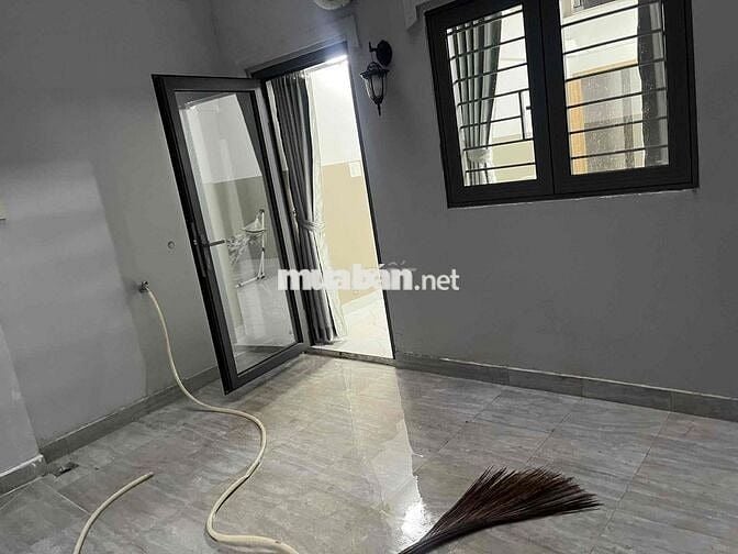 Nhà mới xây, cho thuê phòng dưới trệt thoáng mát + sân riêng