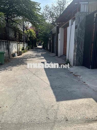 Nhà mới xây, cho thuê phòng dưới trệt thoáng mát + sân riêng