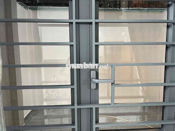 Nhà mới xây, cho thuê phòng dưới trệt thoáng mát + sân riêng