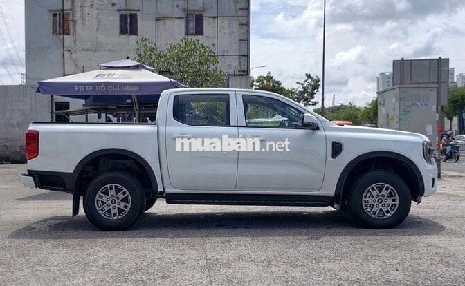 Ford Ranger XLS 4x2 AT 2025 Trắng