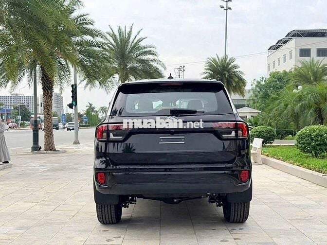 Ford Everest Platinum Đen Tự động 10 cấp