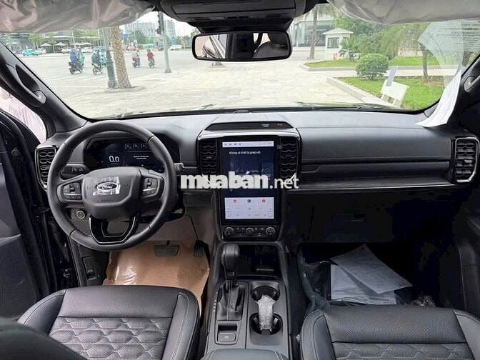 Ford Everest Platinum Đen Tự động 10 cấp