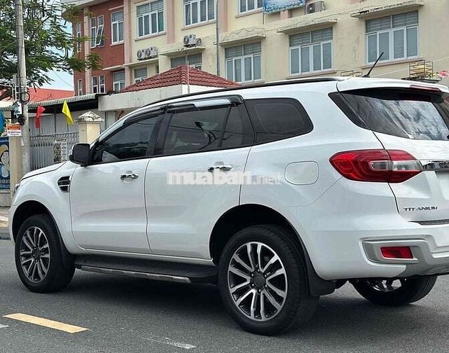 Ford Everest Titanium 2021 4X2 AT Trắng