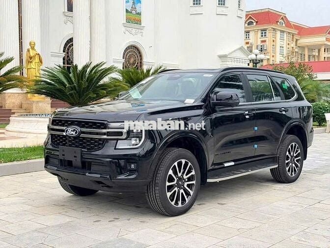 Ford Everest Platinum Đen Tự động 10 cấp