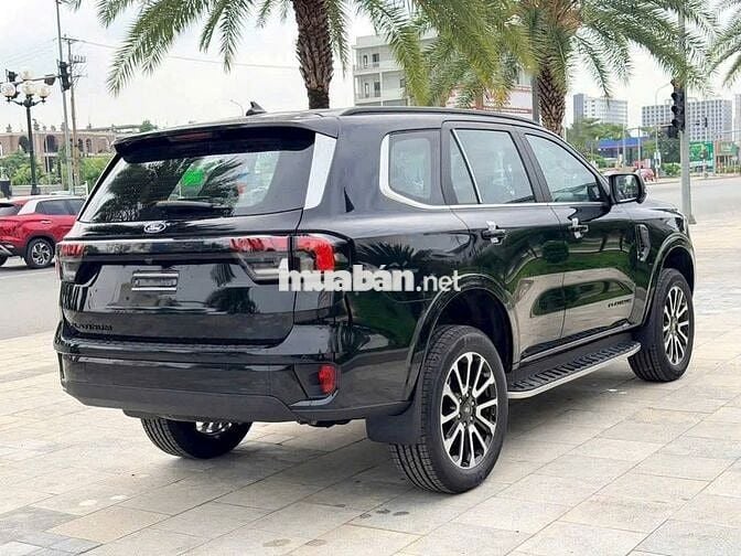 Ford Everest Platinum Đen Tự động 10 cấp