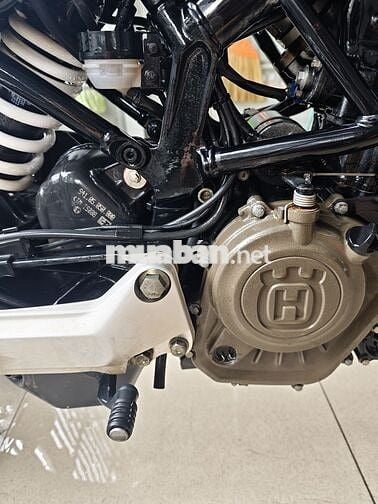 Husqvarna Svartpilen 200 25000 km Đen