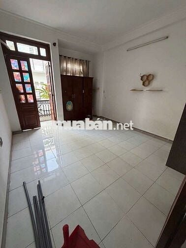 CHO THUÊ NHÀ NGUYÊN CĂN GIÁ RẺ ĐƯỜNG TRƯỚC NHÀ RỘNG 6M XE TẢI TẬN CỬA 