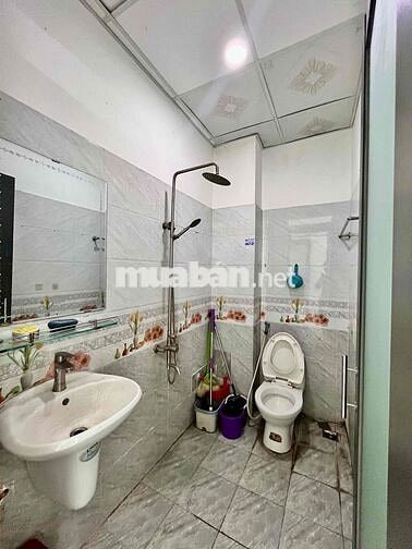 Cho thuê phòng trọ ban công 22m2 có máy lạnh giá 4tr gần Sân Bay TSN