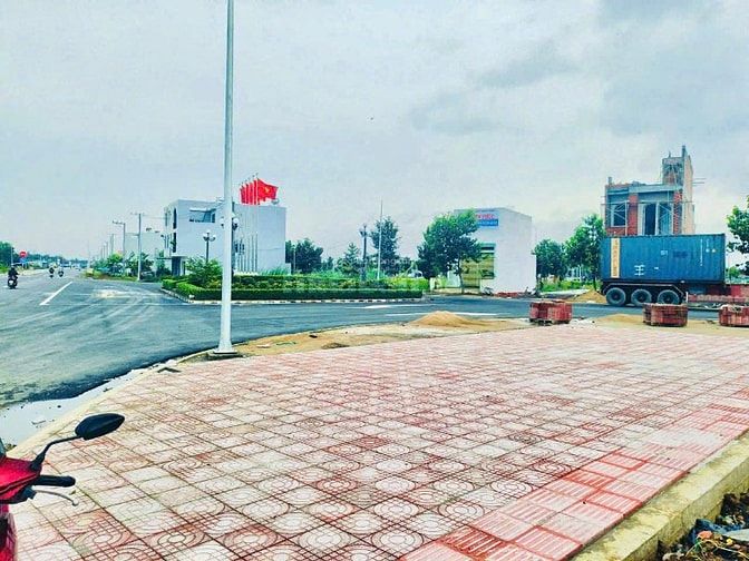 CHỦ CẦN TIỀN BÁN GẤP NỀN BIỆT THỰ 200m2 GẦN MẶT ĐƯỜNG ĐT 818 RỘNG 32 m