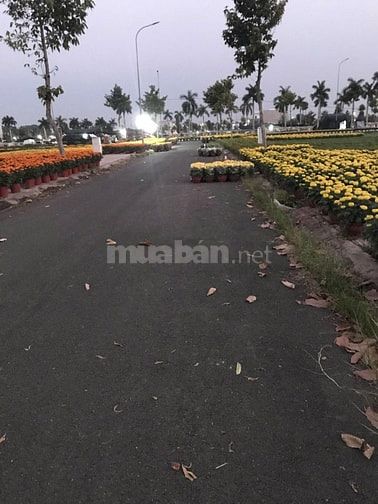 CHỦ CẦN TIỀN BÁN GẤP NỀN BIỆT THỰ 200m2 GẦN MẶT ĐƯỜNG ĐT 818 RỘNG 32 m