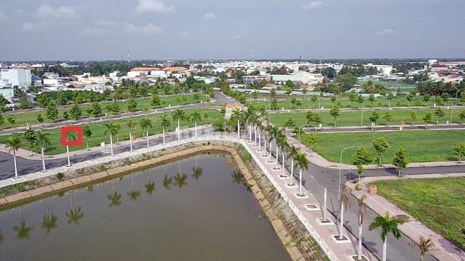CHỦ CẦN TIỀN BÁN GẤP NỀN BIỆT THỰ 200m2 GẦN MẶT ĐƯỜNG ĐT 818 RỘNG 32 m