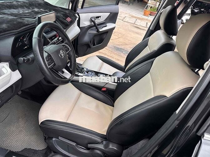 Toyota Veloz Cross 7 chỗ màu Đen