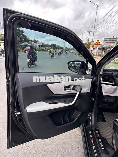 Toyota Veloz Cross 7 chỗ màu Đen