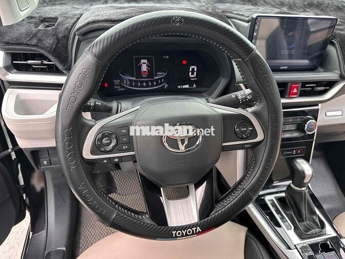 Toyota Veloz Cross 7 chỗ màu Đen