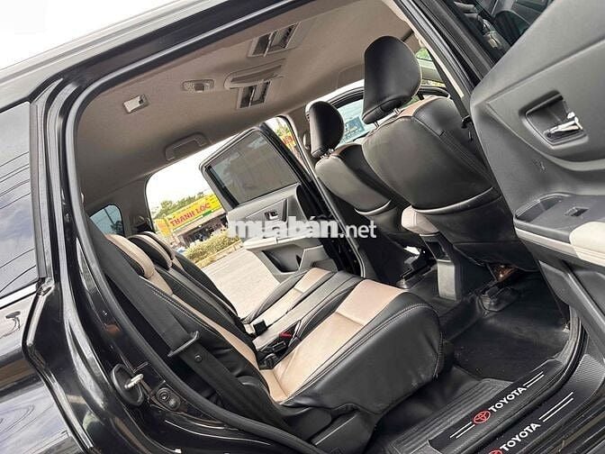 Toyota Veloz Cross 7 chỗ màu Đen