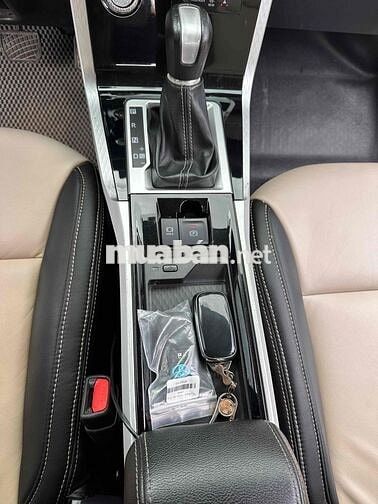 Toyota Veloz Cross 7 chỗ màu Đen