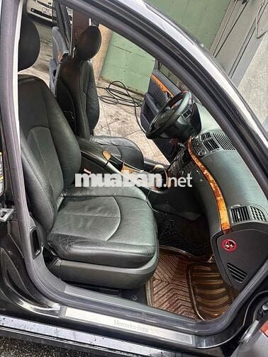 Mercedes-Benz E240 Đen 5 chỗ