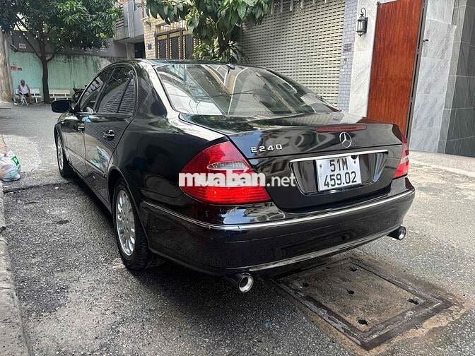 Mercedes-Benz E240 Đen 5 chỗ
