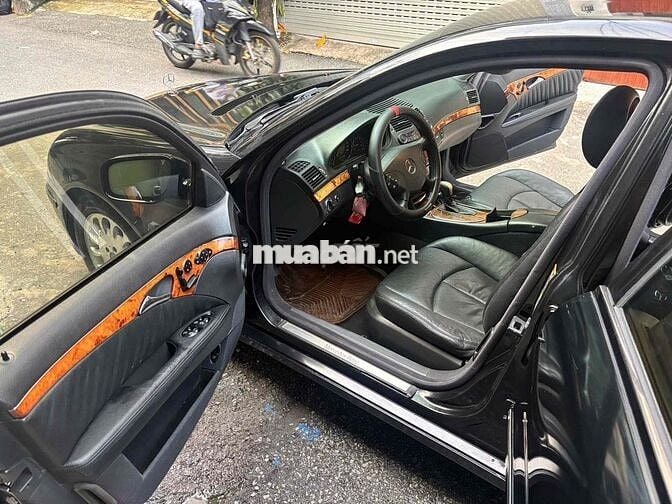 Mercedes-Benz E240 Đen 5 chỗ