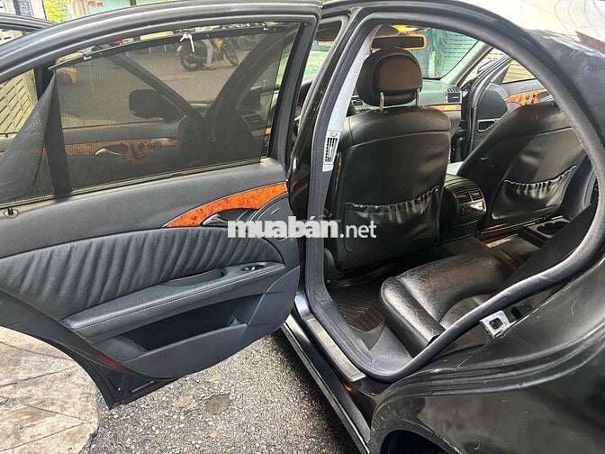 Mercedes-Benz E240 Đen 5 chỗ