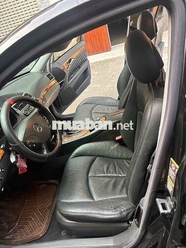 Mercedes-Benz E240 Đen 5 chỗ