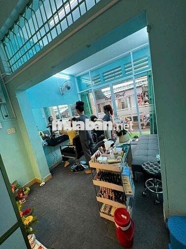 Sang mặt bằng ngay chợ có lượng khách ổn định do không có thợ nên sang