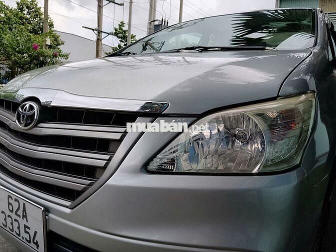 Toyota Innova 2.0E Số sàn 7 chỗ Bạc