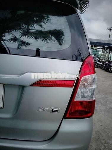 Toyota Innova 2.0E Số sàn 7 chỗ Bạc