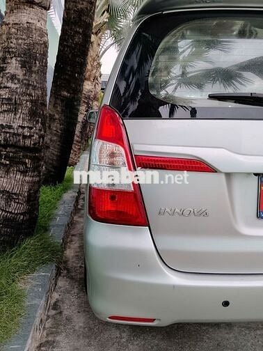Toyota Innova 2.0E Số sàn 7 chỗ Bạc