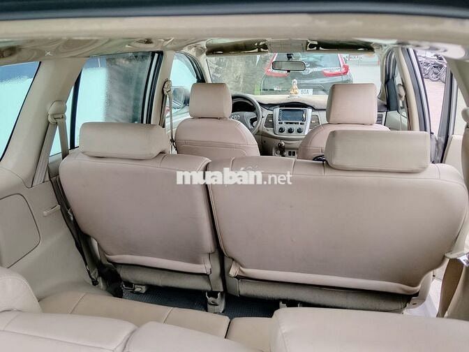 Toyota Innova 2.0E Số sàn 7 chỗ Bạc
