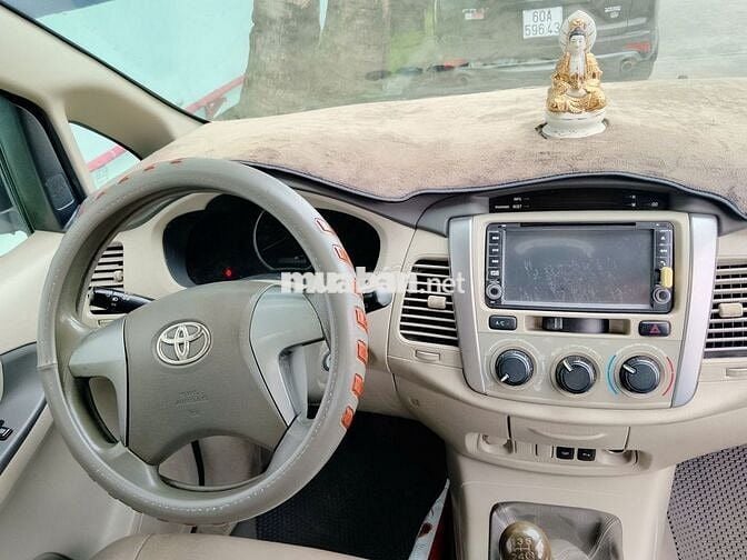 Toyota Innova 2.0E Số sàn 7 chỗ Bạc