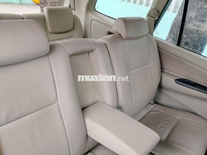 Toyota Innova 2.0E Số sàn 7 chỗ Bạc