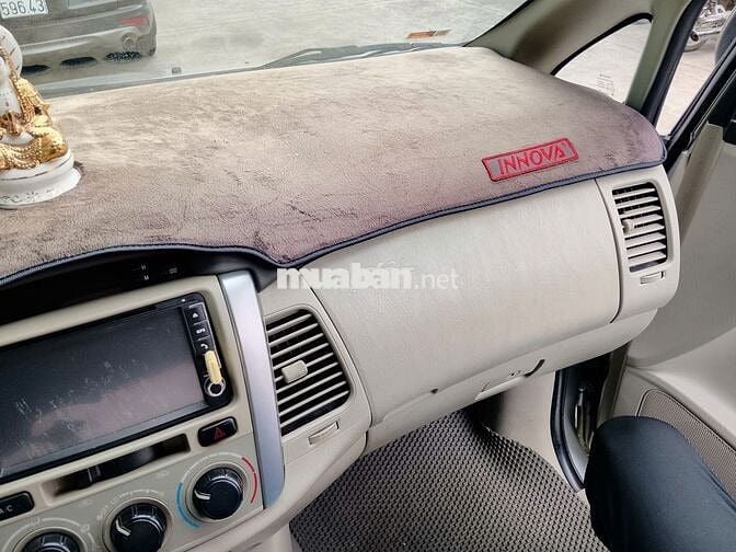 Toyota Innova 2.0E Số sàn 7 chỗ Bạc