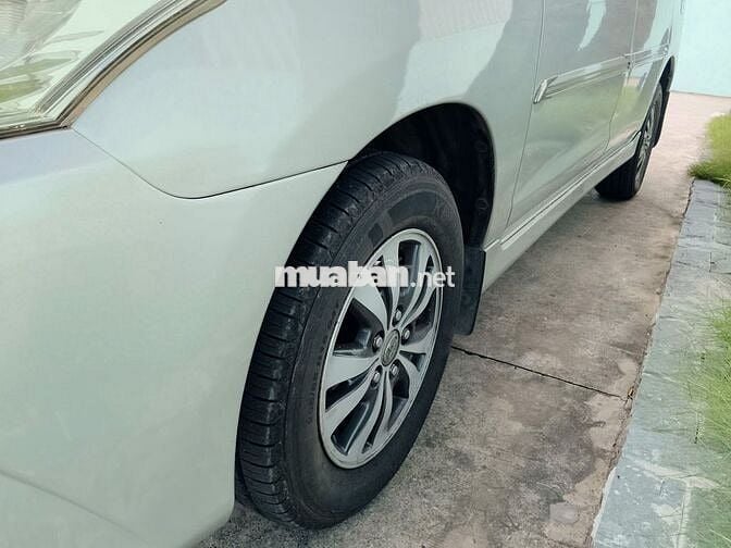 Toyota Innova 2.0E Số sàn 7 chỗ Bạc