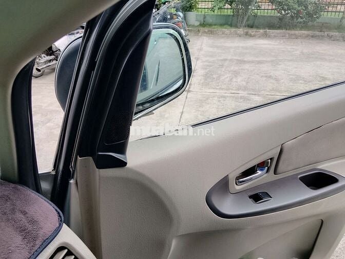 Toyota Innova 2.0E Số sàn 7 chỗ Bạc