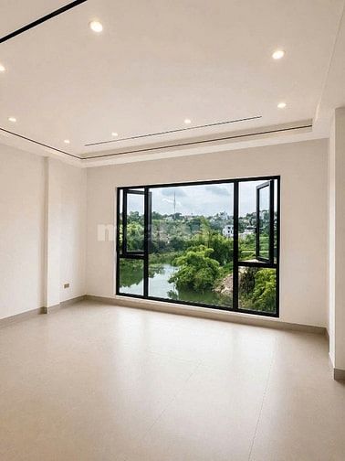 Nhà 5 tầng, bao gồm 4N5WC, có thang máy, đường trước nhà 16m 