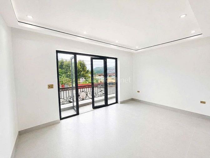 Nhà 5 tầng, bao gồm 4N5WC, có thang máy, đường trước nhà 16m 