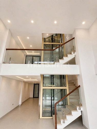 Nhà 5 tầng, bao gồm 4N5WC, có thang máy, đường trước nhà 16m 