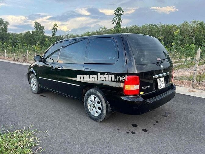 Kia Carnival 7 chỗ màu Đen