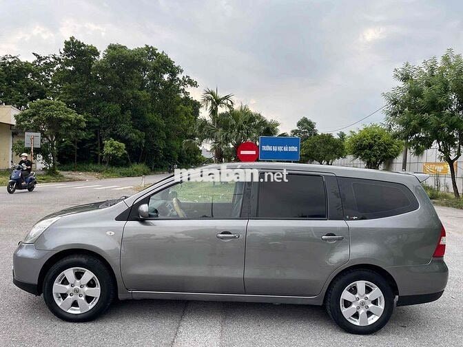 Nissan Grand Livina Xám 7 chỗ xăng