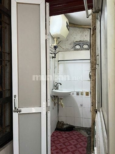 Cho thuê nhà tầng 2 phố Quán Thánh, P.Ba Đình, Hà Nội, DT 30 m2,