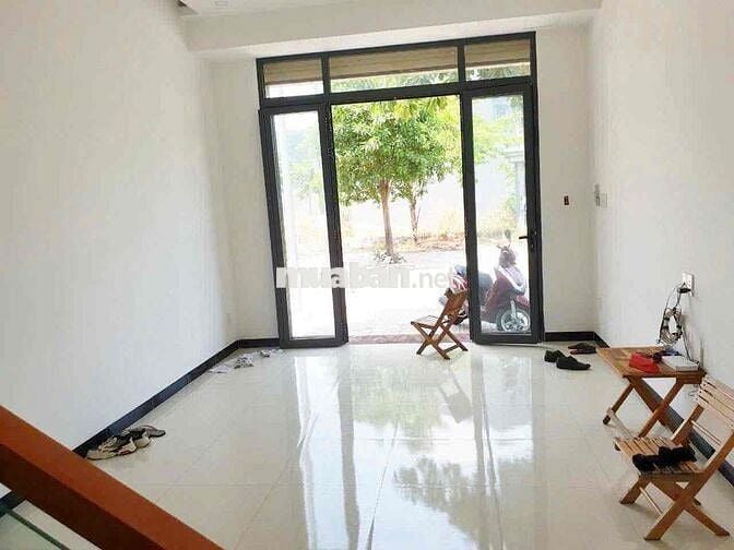 nhà 2 lầu 1 trệt Gần ngã tư Bình Chuẩn,4p ngủ có 2 máy lạnh,đường 7m
