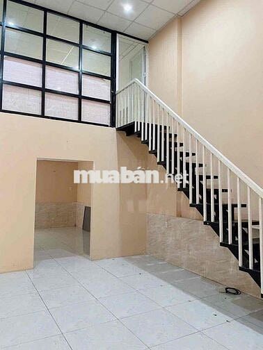 Cho thuê nhà cấp 4 có gác mặt tiền chợ dĩ an 2 giáp  Thủ Đức