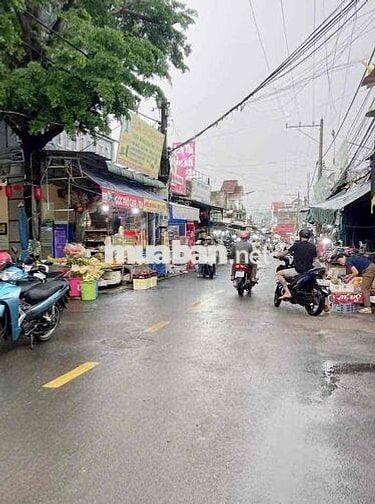 Cho thuê nhà cấp 4 có gác mặt tiền chợ dĩ an 2 giáp  Thủ Đức