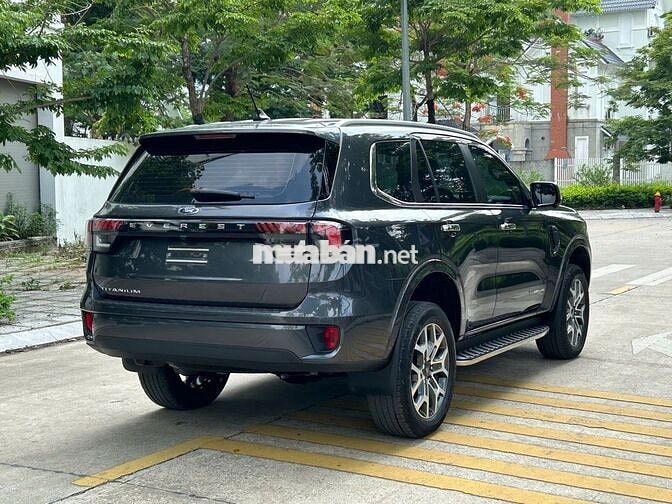 Ford Everest Titanium 2024 2.0L 4x2 Xám