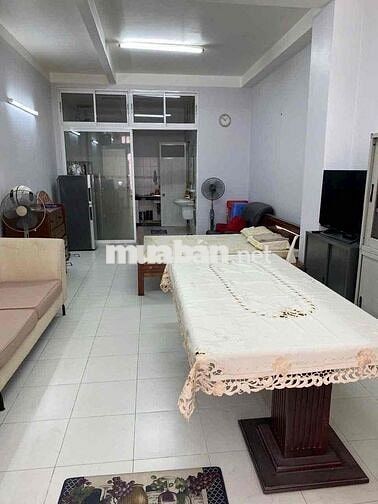 Cho thuê nhà mặt tiền Nguyễn Biểu, sầm uất, 4x18, có sân để xe